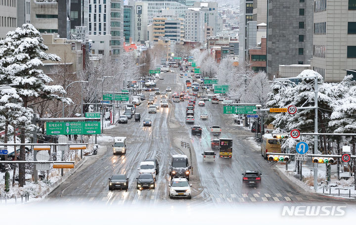 [서울=뉴시스] 최진석 기자 = 밤사이 전국에 눈이 많이 내린 22일 오전 서울 중구 도로에 쌓인 눈이 녹아내려 있다. 2024.02.22. myjs@newsis.com
