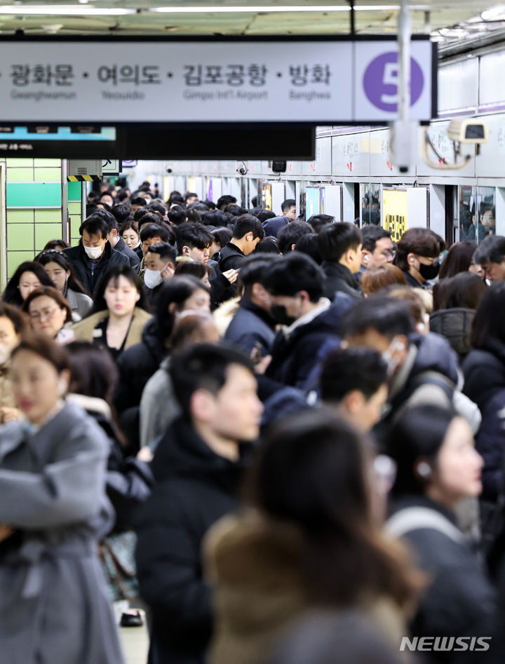 [서울=뉴시스] 김금보 기자 = 밤사이 내린 눈으로 서울 지하철 5호선 전 구간이 25분가량 지연 운행되고 있다. 22일 오전 서울 중구 지하철 5호선 을지로4가역 승강장이 붐비고 있다. 2024.02.22. kgb@newsis.com