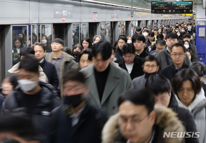 [서울=뉴시스] 황준선 기자 = 밤사이 내린 눈으로 인한 기지 출고 장애로 서울지하철 5호선 전구간 열차 운행이 지연된 22일 오전 서울 지하철 5호선 광화문역이 승객들로 붐비고 있다. 2024.02.22. hwang@newsis.com