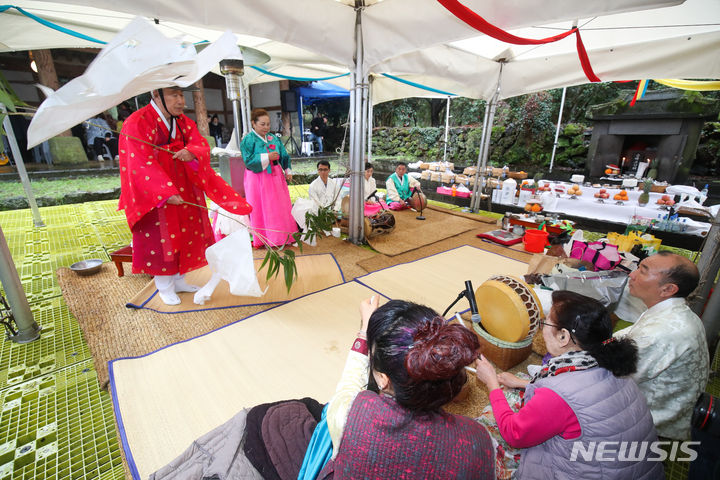 [제주=뉴시스] 우장호 기자 = 갑진년 정월대보름을 이틀 앞둔 22일 오전 제주시 구좌읍 송당리 본향당에서 제주도 무형문화재 제5호로 지정된 송당마을제 4대 당제 중 첫 번째인 '신과세제(新過歲祭)'가 봉행되고 있다. 2024.02.22. woo1223@newsis.com