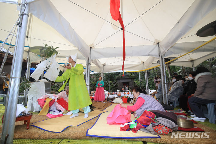 [제주=뉴시스] 우장호 기자 = 갑진년 정월대보름을 이틀 앞둔 22일 오전 제주시 구좌읍 송당리 본향당에서 제주도 무형문화재 제5호로 지정된 송당마을제 4대 당제 중 첫 번째인 '신과세제(新過歲祭)'가 봉행되고 있다. 2024.02.22. woo1223@newsis.com