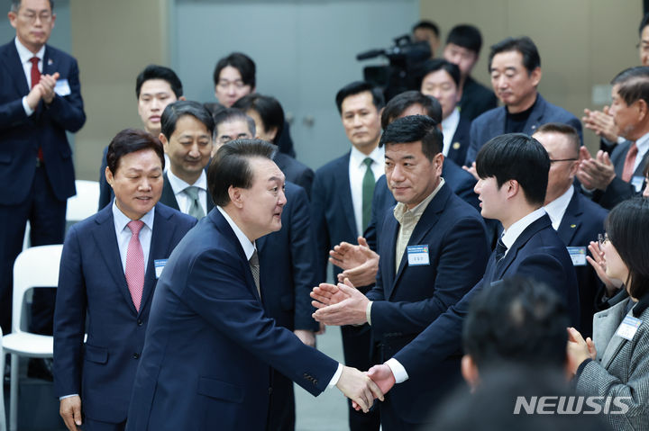 [창원=뉴시스] 전신 기자 = 윤석열 대통령이 22일 경남 창원 경남도청에서 '다시 뛰는 원전산업, 활력 넘치는 창원·경남' 주제로 열린 열네 번째 국민과 함께하는 민생토론회에 입장하고 있다. (대통령실통신사진기자단) 2024.02.22. photo1006@newsis.com