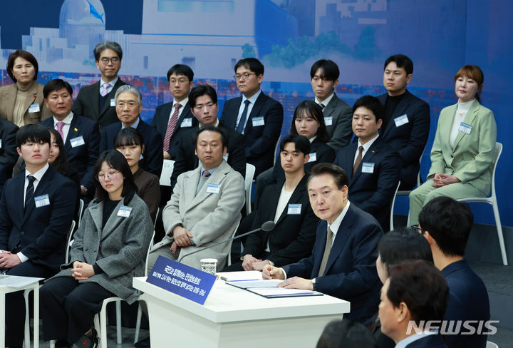 [창원=뉴시스] 전신 기자 = 윤석열 대통령이 22일 경남 창원 경남도청에서 '다시 뛰는 원전산업, 활력 넘치는 창원·경남' 주제로 열린 열네 번째 국민과 함께하는 민생토론회에서 발언하고 있다. (대통령실통신사진기자단) 2024.02.22. photo1006@newsis.com