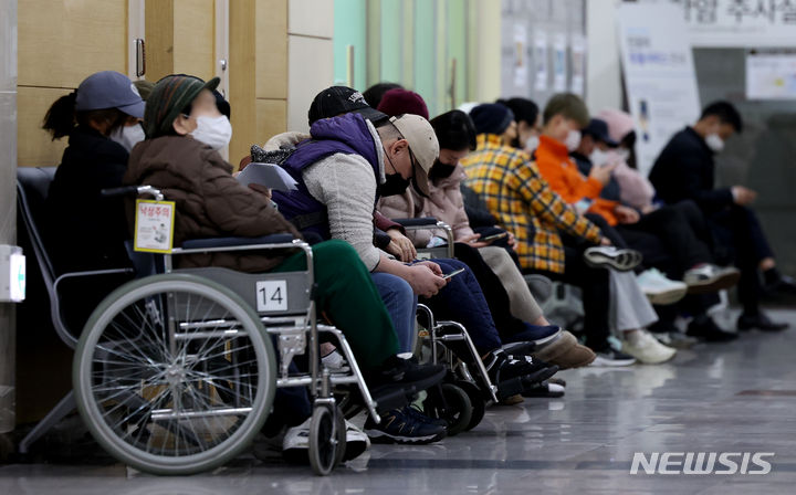 [대구=뉴시스] 이무열 기자 = 의대 정원 증원에 반대해 전공의들이 근무를 중단한지 사흘째인 지난 22일 대구의 한 대학병원에서 환자들이 진료 차례를 기다리고 있다. 2024.02.22. lmy@newsis.com