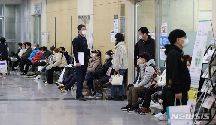 [대구=뉴시스] 이무열 기자 = 의대 정원 증원에 반대해 전공의들이 근무를 중단한지 사흘째인 22일 대구의 한 대학병원에서 환자들이 진료 차례를 기다리고 있다. 2024.02.22. lmy@newsis.com