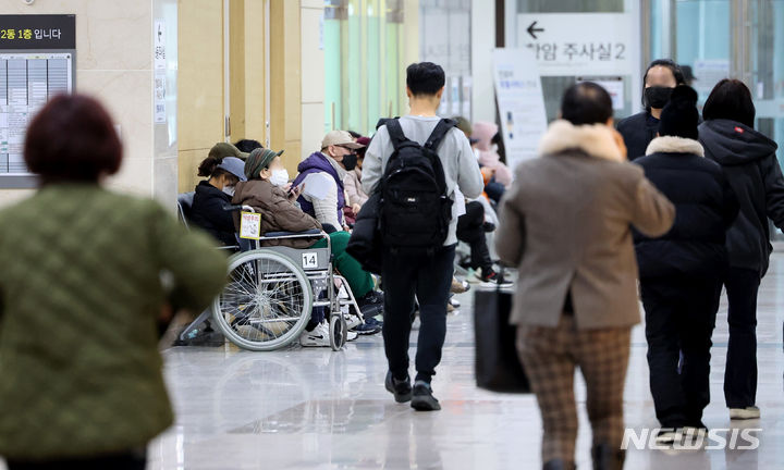 [대구=뉴시스] 이무열 기자 = 의대 정원 증원에 반대해 전공의들이 근무를 중단한지 사흘째인 지난 22일 대구의 한 대학병원에서 환자들이 진료 차례를 기다리고 있다. 2024.02.22. lmy@newsis.com
