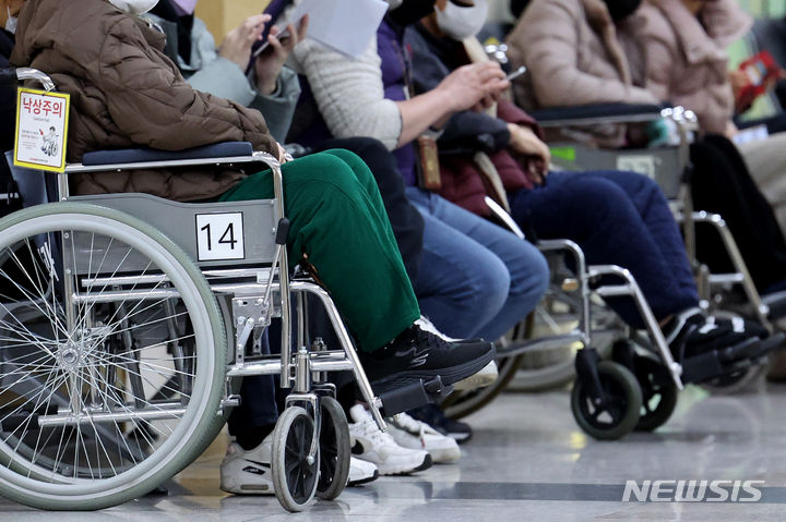 [대구=뉴시스] 이무열 기자 = 의대 정원 증원에 반대해 전공의들이 근무를 중단한지 사흘째인 22일 대구의 한 대학병원에서 환자들이 진료 차례를 기다리고 있다. 2024.02.22. lmy@newsis.com