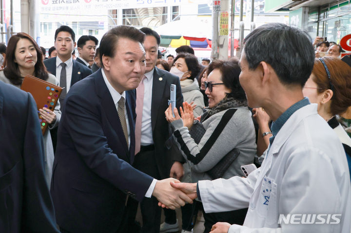 [창원=뉴시스] 전신 기자 = 윤석열 대통령이 22일 경남 창원 마산어시장을 방문해 상인 및 시민들과 인사하고 있다. (대통령실통신사진기자단) 2024.02.22. photo1006@newsis.com