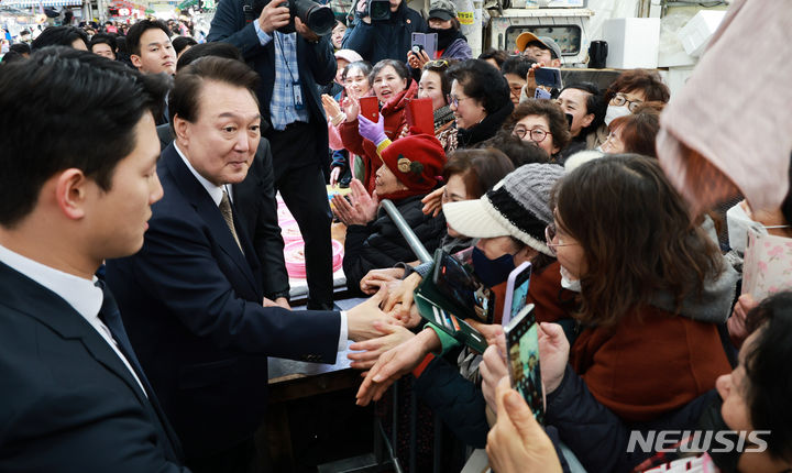 [창원=뉴시스] 전신 기자 = 윤석열 대통령이 22일 경남 창원 마산어시장을 방문해 시민들과 인사하고 있다. (대통령실통신사진기자단) 2024.02.22. photo1006@newsis.com