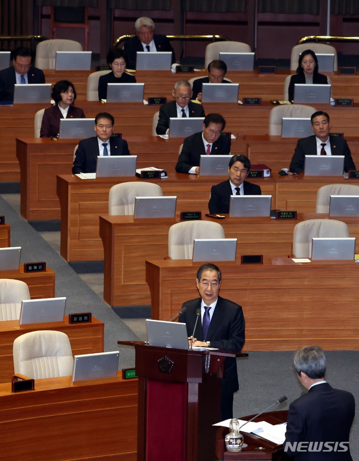 [서울=뉴시스] 조성봉 기자= 한덕수 국무총리가 22일 오후 서울 여의도 국회에서 열린 제413회국회(임시회) 4차 본회의 대정부질문(정치·외교·통일·안보·교육·사회·문화)에서 이인영 더불어민주당 의원의 질의에 답변하고 있다.  2024.02.22. suncho21@newsis.com