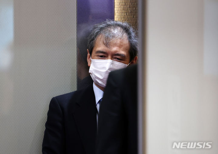 [서울=뉴시스] 배훈식 기자 = 미바에 다이스케 주한일본대사관 총괄공사가 22일 오후 서울 종로구 외교부 승강기에 타고 있다. 외교부는 이날 일본의 다케시마의 날 행사에 항의하기 위해 미바에 공사를 초치했다. 2024.02.22. dahora83@newsis.com