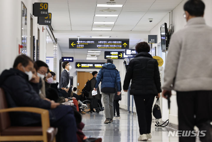 [서울=뉴시스] 김금보 기자 = 전공의 업무중단 3일 차인 지난달 22일 오후 서울 서대문구 세브란스병원이 분주한 모습을 보이고 있다. 2024.02.22. kgb@newsis.com