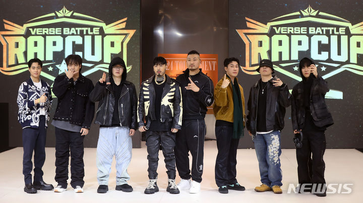 [서울=뉴시스] 김혜진 기자 = 배우 조병규(왼쪽부터), 래퍼 조광일, 행주, 쿤타, 던밀스, 산이, 손 심바, 쿤디판다가 22일 오후 서울 중구 DDP 패션몰에서 열린 유튜브 힙합 서바이벌 콘텐츠 2024 토너먼트 벌스 랩 배틀 랩컵 녹화에 앞서 포즈를 취하고 있다. 2024.02.22. jini@newsis.com
