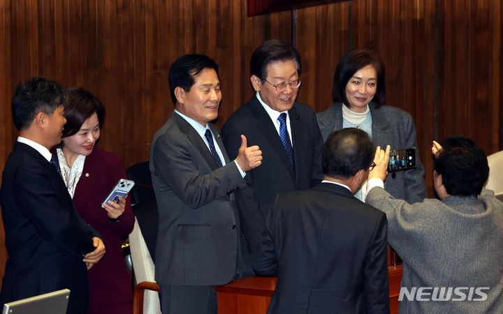 [서울=뉴시스] 조성봉 기자= 이재명 더불어민주당 대표가 22일 오후 서울 여의도 국회에서 열린 제413회국회(임시회) 4차 본회의 시작 전 동료 의원들과 스마트 폰으로 사진을 찍고 있다. 2024.02.22. suncho21@newsis.com
