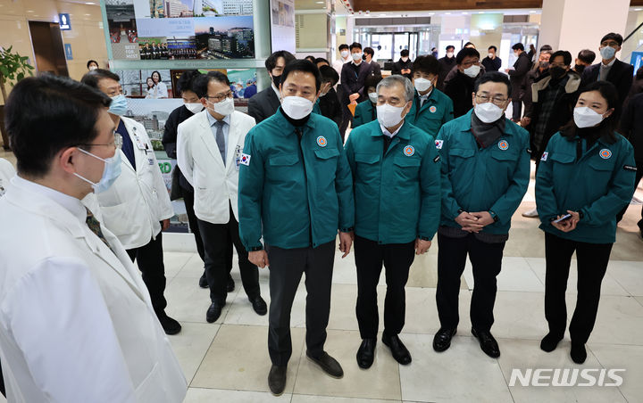 [서울=뉴시스] 김금보 기자 = 오세훈 서울시장이 22일 오후 서울 동작구 서울특별시보라매병원에서 비상진료체계를 점검하고 있다. 2024.02.22. kgb@newsis.com