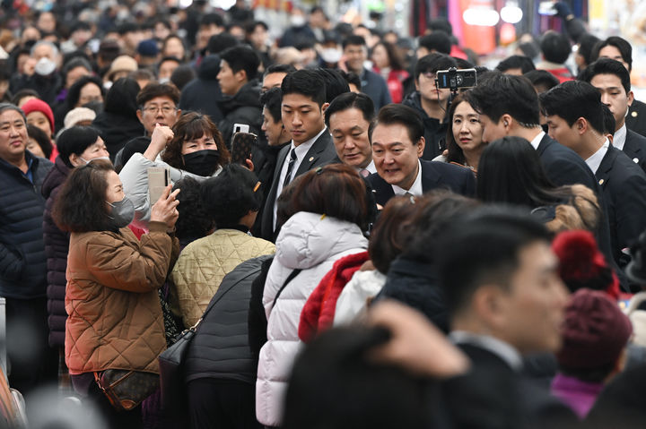 [창원=뉴시스] 윤석열 대통령이 22일 경남 창원 마산어시장을 방문해 상인 및 시민들과 인사하고 있다. (사진=대통령실 제공) 2024.02.22. photo@newsis.com *재판매 및 DB 금지