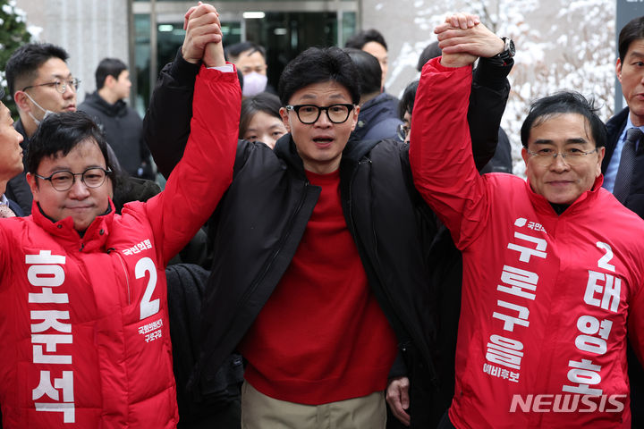 [서울=뉴시스] 김명년 기자 = 한동훈 국민의힘 비상대책위원장이 22일 오후 서울 구로구 오류역문화공원을 찾아 구로갑 호준석(왼쪽) 후보와 구로을 태영호(오른쪽) 후보와 함께 손을 잡고 있다. 2024.02.22. kmn@newsis.com