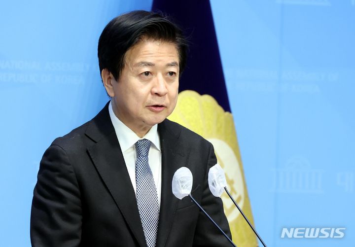 [서울=뉴시스] 조성봉 기자= 노웅래 더불어민주당 의원이 22일 오후 서울 여의도 국회 소통관에서 공천 관련 입장 발표를 하고 있다. 이날 민주당 공천관리위원회는 노웅래 의원(서울 마포갑)을 4·10 총선에서 공천배제 하기로 결정했다.2024.02.22. suncho21@newsis.com