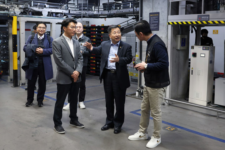 [서울=뉴시스] 고승민 기자 = 강경성 산업통상자원부 1차관이 22일 대형마트 새벽배송 관련 유통산업발전법 개정을 위한 현장 행보로 서울의 한 대형마트에서 점포 기반 새벽배송을 위한 업계 준비현황을 점검하고 있다. (사진=산업통상자원부 제공) 2024.02.22. photo@newsis.com *재판매 및 DB 금지