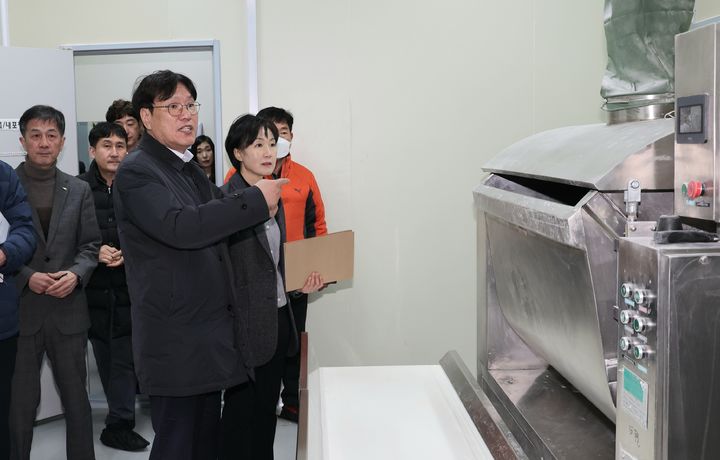 [서울=뉴시스] 고승민 기자 = 조재호 농촌진흥청장이 22일 충남 예산군에 위치한 국산밀 국수 가공업체를 방문해 생산 공정과 개발된 제품을 살펴보고 있다. (사진=농촌진흥청 제공) 2024.02.22. photo@newsis.com *재판매 및 DB 금지