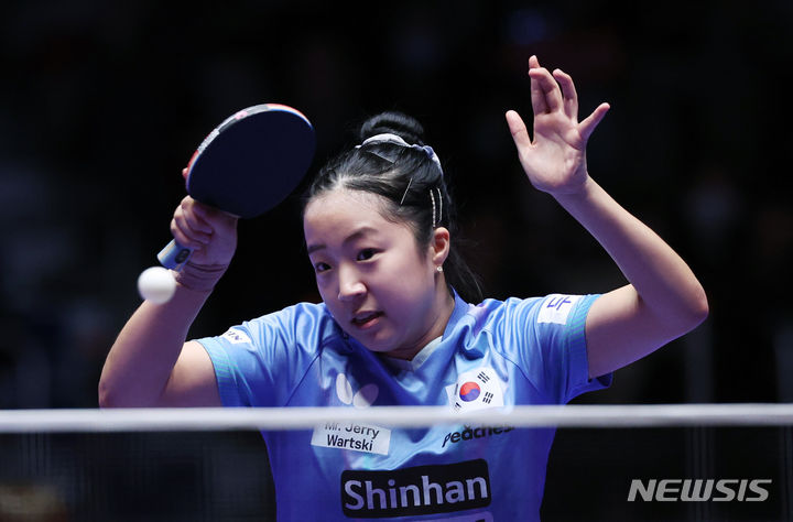 [부산=뉴시스] 김진아 기자 = 22일 부산 해운대구 벡스코에서 열린 BNK부산은행 2024 부산세계탁구선수권대회 여자 8강 한국과 중국의 경기, 신유빈이 왕이디를 상대로 경기를 펼치고 있다. 2024.02.22. bluesoda@newsis.com