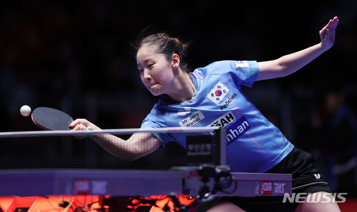 [부산=뉴시스] 김진아 기자 = 22일 부산 해운대구 벡스코에서 열린 BNK부산은행 2024 부산세계탁구선수권대회 여자 8강 한국과 중국의 경기, 이시온이 순잉샤를 상대로 경기를 펼치고 있다. 2024.02.22. bluesoda@newsis.com