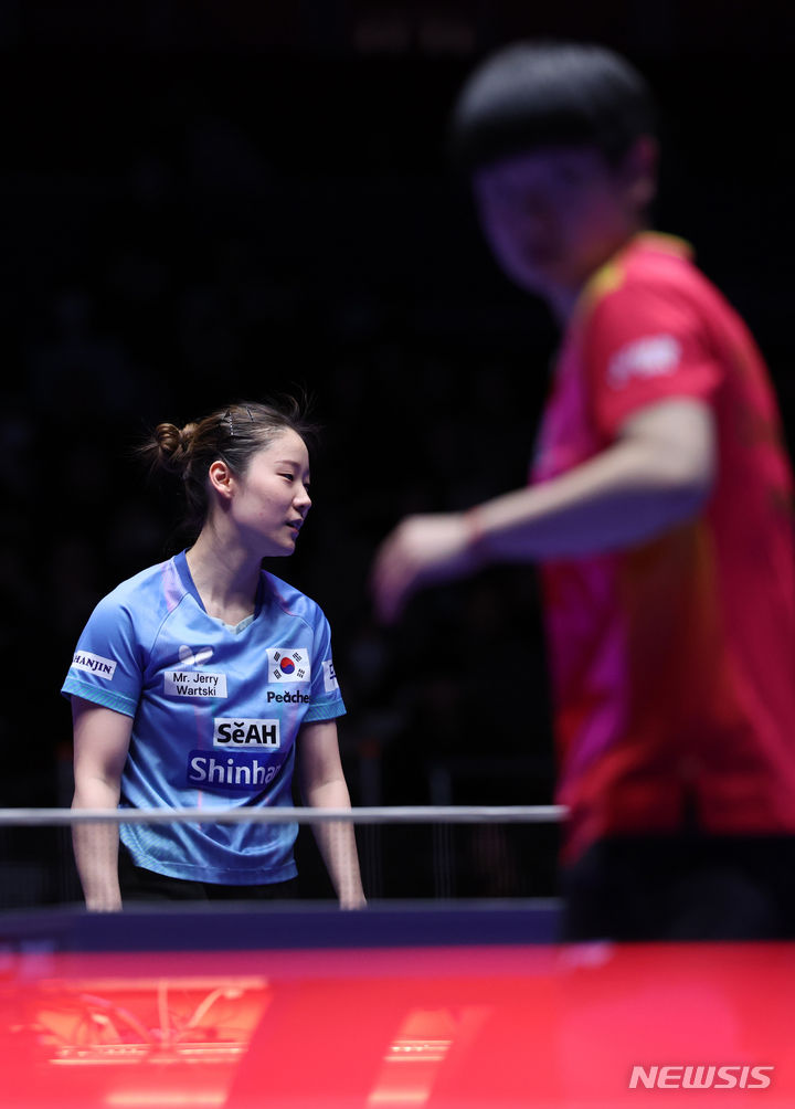 [부산=뉴시스] 김진아 기자 = 22일 부산 해운대구 벡스코에서 열린 BNK부산은행 2024 부산세계탁구선수권대회 여자 8강 한국과 중국의 경기, 이시온이 순잉샤를 상대로 실점한 뒤 아쉬워하고 있다. 2024.02.22. bluesoda@newsis.com