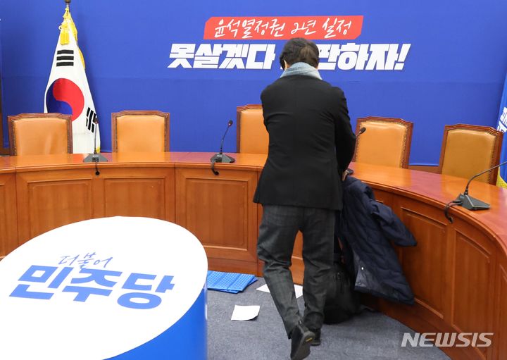 [서울=뉴시스] 조성봉 기자= 노웅래 더불어민주당 의원이 22일 오후 서울 여의도 국회 당 대표 회의실에서 긴급 단식농성에 돌입하고 있다. 이날 민주당 공천관리위원회는 노웅래 의원(서울 마포갑)을 4·10 총선에서 공천배제 하기로 결정했다.2024.02.22. suncho21@newsis.com