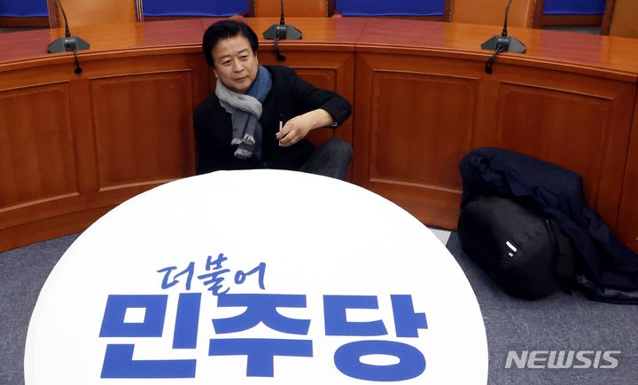 [서울=뉴시스] 조성봉 기자= 노웅래 더불어민주당 의원이 22일 오후 서울 여의도 국회 당 대표 회의실에서 긴급 단식농성에 돌입하고 있다. 이날 민주당 공천관리위원회는 노웅래 의원(서울 마포갑)을 4·10 총선에서 공천배제 하기로 결정했다.2024.02.22. suncho21@newsis.com