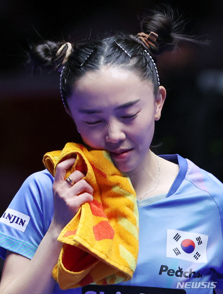 [부산=뉴시스] 김진아 기자 = 22일 부산 해운대구 벡스코에서 열린 BNK부산은행 2024 부산세계탁구선수권대회 여자 8강 한국과 중국의 경기, 전지희가 천멍을 상대로 패하자 아쉬워하고 있다. 2024.02.22. bluesoda@newsis.com