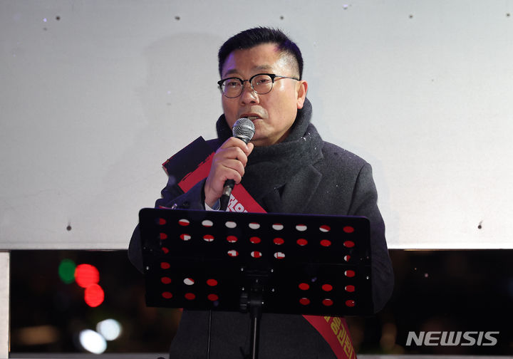 [서울=뉴시스] 김명년 기자 = 박명하 대한의사협회 비상대책위원회 조직위원장이 22일 오후 서울 용산구 대통령실 앞에서 열린 '제2차 의대정원증원 필수의료패키지 저지를 위한 궐기대회'에서 대회사를 하고 있다. 2024.02.22. kmn@newsis.com