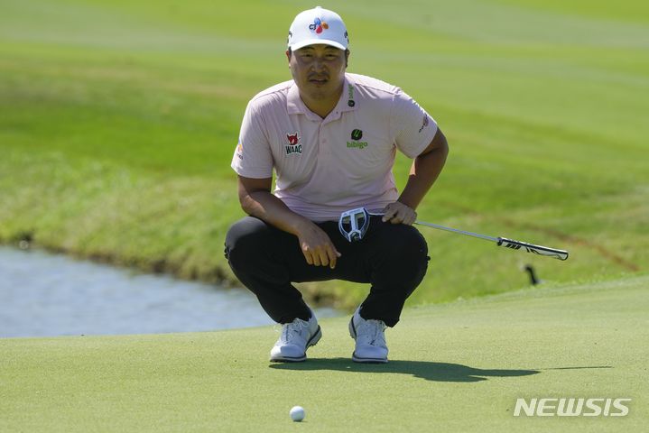 [푸에르토 바야르타=AP/뉴시스] 이경훈이 22일(현지시각) 멕시코 푸에르토 바야르타의 비단타 바야르타 GC에서 개막한 미국프로골프(PGA) 투어 멕시코 오픈 첫날 1번 그린에서 퍼팅 준비를 하고 있다. 최근 두 경기에서 컷 탈락한 이경훈은 이날 한 차례의 더블 보기와 다섯 번의 보기를 범해 5오버파 최하위권에 머물며 또다시 컷 탈락의 위기에 처했다. 2024.02.23.