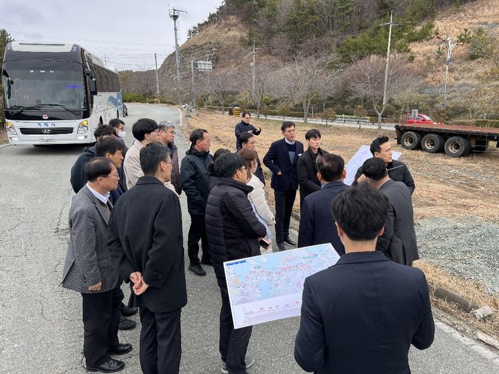 [거제=뉴시스] 신정철 기자= 거제시민의 오랜 숙원사업인 거제~통영 고속도로 건설사업에 대한 한국개발연구원(KDI)의 예비타당성조사 현장실사가 실시됐다.사진은 지난 22일 한국개발연구원(KDI), 국토교통부, 한국도로공사, 경남도청, 거제시, 통영시 관계자 등이 참여한 가운데 사업노선에 대한 현장점검 등이 진행되고 있다.(사진=거제시 제공).2024.02.23. photo@newsis.com *재판매 및 DB 금지