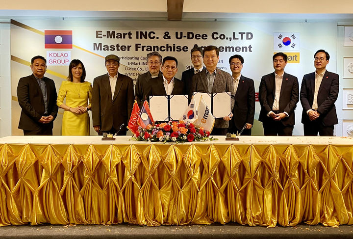 22일 라오스 현지에 위치한 코라오타워에서 엘브이엠씨홀딩스(코라오그룹)의 투자회사인 '유디'와 라오스 진출 마스터프랜차이즈 본계약을 체결하고 있는 모습. 비엔통(Viengthong chanlivong) U-DEE 대표(가운데 좌측), 이마트 송만준 PL/글로벌사업부장(가운데 우측) (사진=이마트 제공) *재판매 및 DB 금지