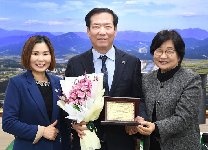 [거창=뉴시스] 거창군청 구인모 군수 문해교육상 수상 *재판매 및 DB 금지 *재판매 및 DB 금지