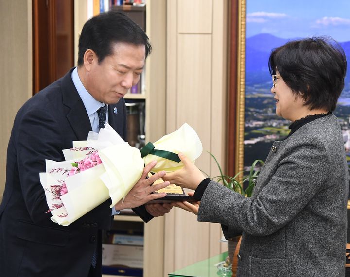 [거창=뉴시스] 거창군청 구인모 군수 문해교육상 수상 *재판매 및 DB 금지 *재판매 및 DB 금지