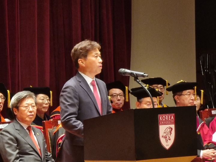 [서울=뉴시스]곽노정 SK하이닉스 사장이 23일 오전 고려대학교 학위수여식에서 특별강연을 하고 있다. (사진=이지용 기자) 2024.02.23. photo@newsis.com *재판매 및 DB 금지