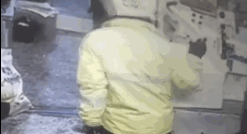 매장에 담배를 들고 음식을 가지러간 배달기사가 누리꾼들의 인상을 찌푸리게 만들었다. (사진=JTBC '사건반장' 보도화면) *재판매 및 DB 금지