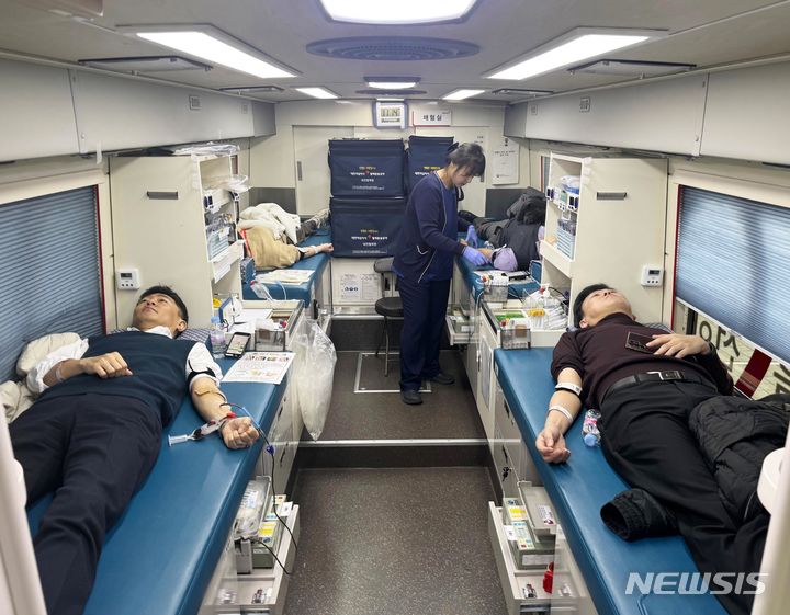 [서울=뉴시스] 축산물품질평가원(세종시 아름동) 정문 앞 헌혈버스에서 한국해양교통안전공단(KOMSA) 김준석 이사장(오른쪽)이 노동조합 임원과 함께 헌혈에 동참하는 모습.