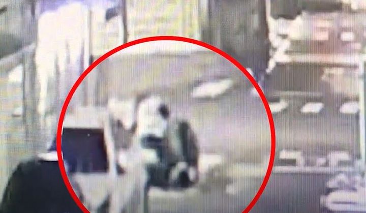 [서울=뉴시스] 서울 양천구에서 의식을 잃은 환자는 간호사 출신 경찰관의 응급 대처로 생명을 구할 수 있었다. (사진= 유튜브 '경찰청' 캡처) 2024.2.23. photo@newsis.com *재판매 및 DB 금지