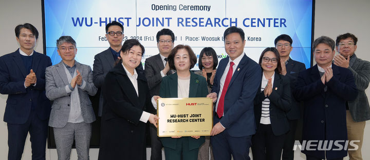 [완주=뉴시스]윤난슬 기자 = 우석대는 베트남 대표 대학인 하노이과학기술대학교(HUST)와 전주캠퍼스 공학관에 '국제R&D공동연구소(WOOSUK-HUST Joint Research Center)'를 설립했다고 23일 밝혔다.(사진=우석대 제공) 