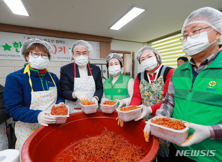 [정읍=뉴시스]윤난슬 기자 = 전북특별자치도교육청은 23일 정읍과 김제·고창 지역 취약계층에 밑반찬을 만들어 제공하는 '온기 나눔 캠페인'에 동참했다고 밝혔다.2024.02.23.(사진=전북교육청 제공) 