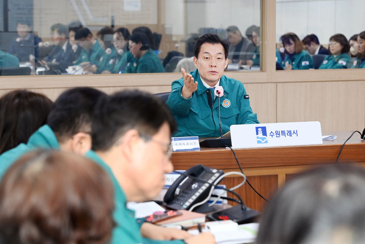 [수원=뉴시스] 23일 이재준 경기 수원시장이 시 재난안전상황실에서 의사 집단행동에 따른 대책회의를 주재해 대응방안 마련을 주문하고 있다. (사진=수원시 제공) 2024.02.23. photo@newsis.com *재판매 및 DB 금지