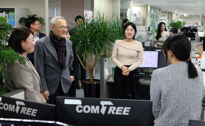 [서울=뉴시스] 유인촌 문화체육관광부 장관이 23일 서울 마포구 한국문화예술교육진흥원을 방문해 직원들을 격려하고 있다.(사진=문화체육관광부 제공) 2024.02.23. photo@newsis.com *재판매 및 DB 금지