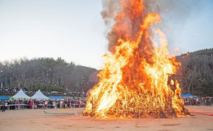 [부산=뉴시스] 금정구가 24일 정월대보름 달집태우기 행사를 개최한다. 사진은 작년 행사 모습. (사진=금정구 제공) 2024.02.23. photo@newsis.com *재판매 및 DB 금지