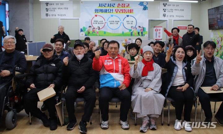 [전주=뉴시스] 국민의힘 양정무 예비후보가 23일 2차 선거대책위원회 임명장 수여식을 가진 후 기념 촬영을 하고 있다. 2024.02.23 (사진= 양정무 예비후보 제공) *재판매 및 DB 금지