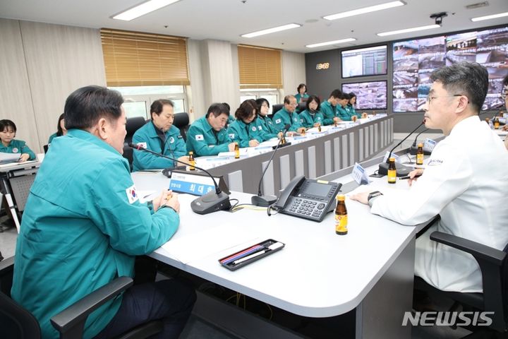 [안양=뉴시스] 안양시가 의료공백 최소화 위해 재난안전대책본부 가동에 들어간 가운데 최대호 시장이 대책회의를 열고 있다.(사진 안양시 제공). 2024.02.24.photo@newsis.com *재판매 및 DB 금지