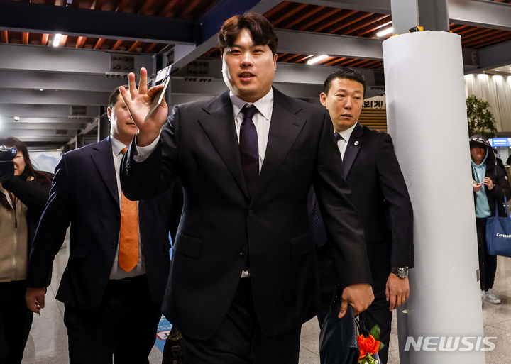 [인천공항=뉴시스] 정병혁 기자 = 한화이글스로 이적한 류현진이 23일 인천국제공항에서 전지훈련지인 일본 오키나와로 출국을 위해 이동하고 있다. 2024.02.23. jhope@newsis.com