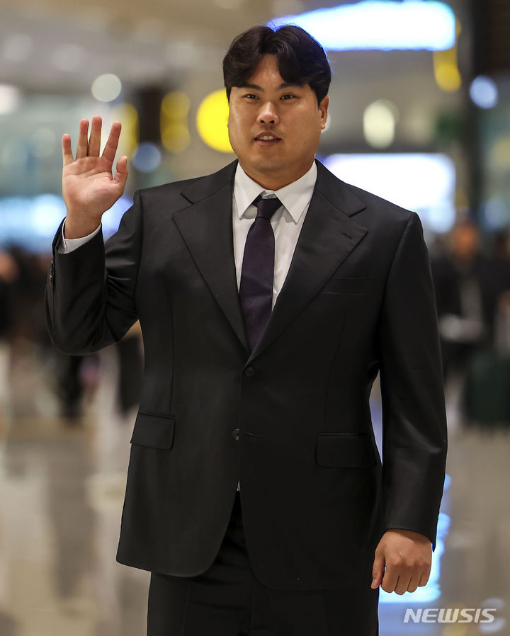 [인천공항=뉴시스] 정병혁 기자 = 한화이글스로 이적한 류현진이 23일 인천국제공항에서 전지훈련지인 일본 오키나와로 출국에 앞서 포즈를 취하고 있다. 2024.02.23. jhope@newsis.com