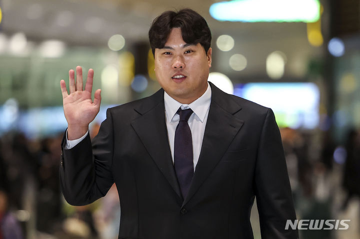 [인천공항=뉴시스] 정병혁 기자 = 한화이글스로 이적한 류현진이 23일 인천국제공항에서 전지훈련지인 일본 오키나와로 출국에 앞서 포즈를 취하고 있다. 2024.02.23. jhope@newsis.com